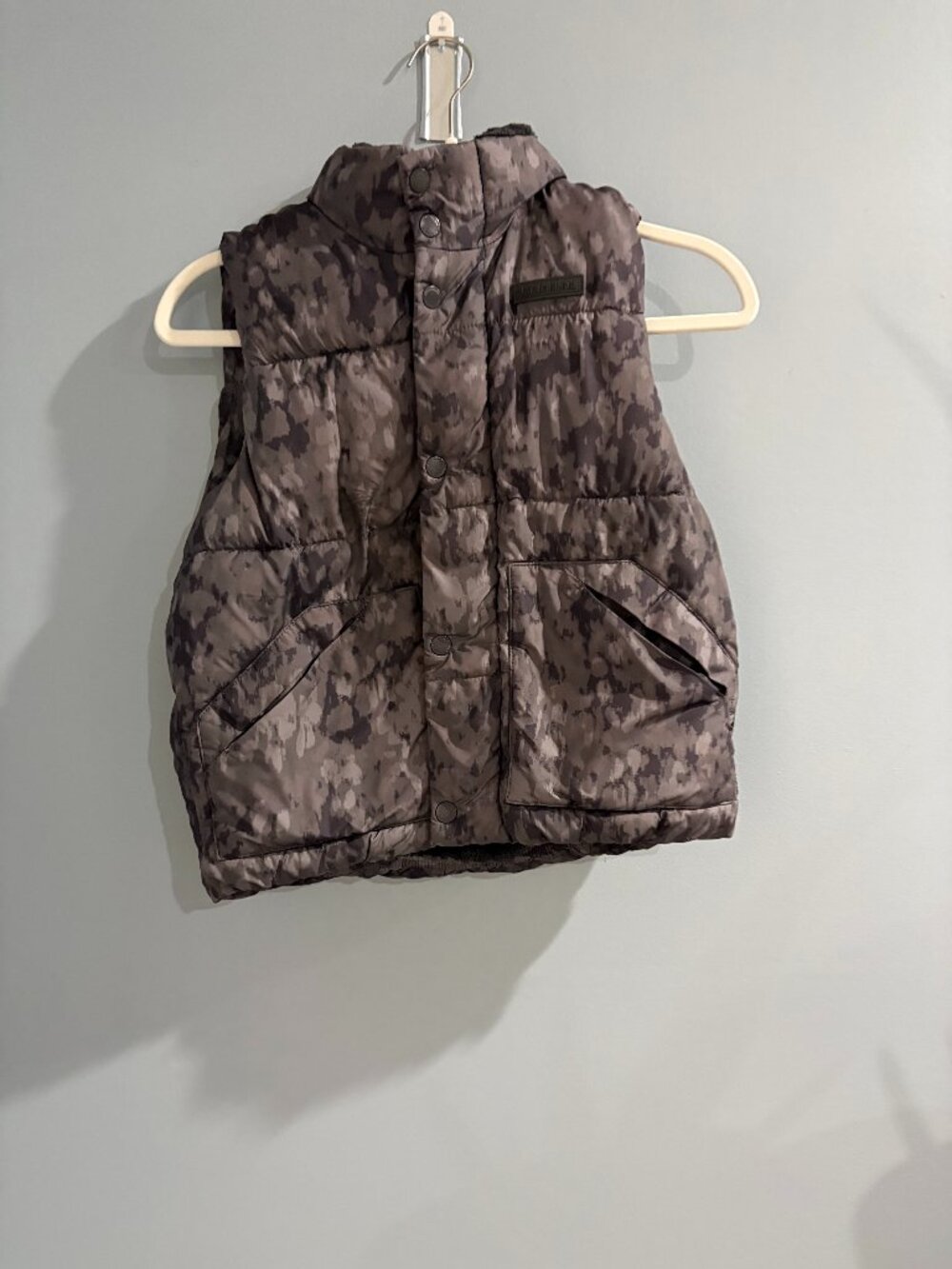 Abercrombie & Fitch Boys Puffer Vest Gray Camo Size 9/10 Youth Zip andSnap Front